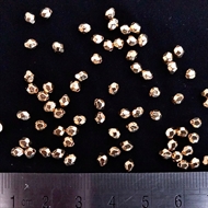 Mellemled små ovale facet perler - guld